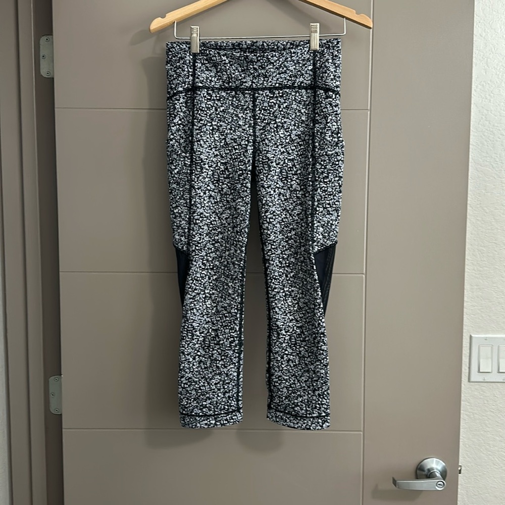 Lululemon, 6, great condition, workout leggings, calf length, no damage.